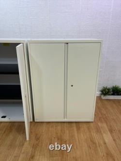 Armoires en métal robustes / 2 étagères / 80 cm de large / 110 cm de hauteur / 47 cm de profondeur