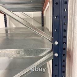 Étagères métalliques longues et robustes pour garage et atelier, idéales pour les objets encombrants.